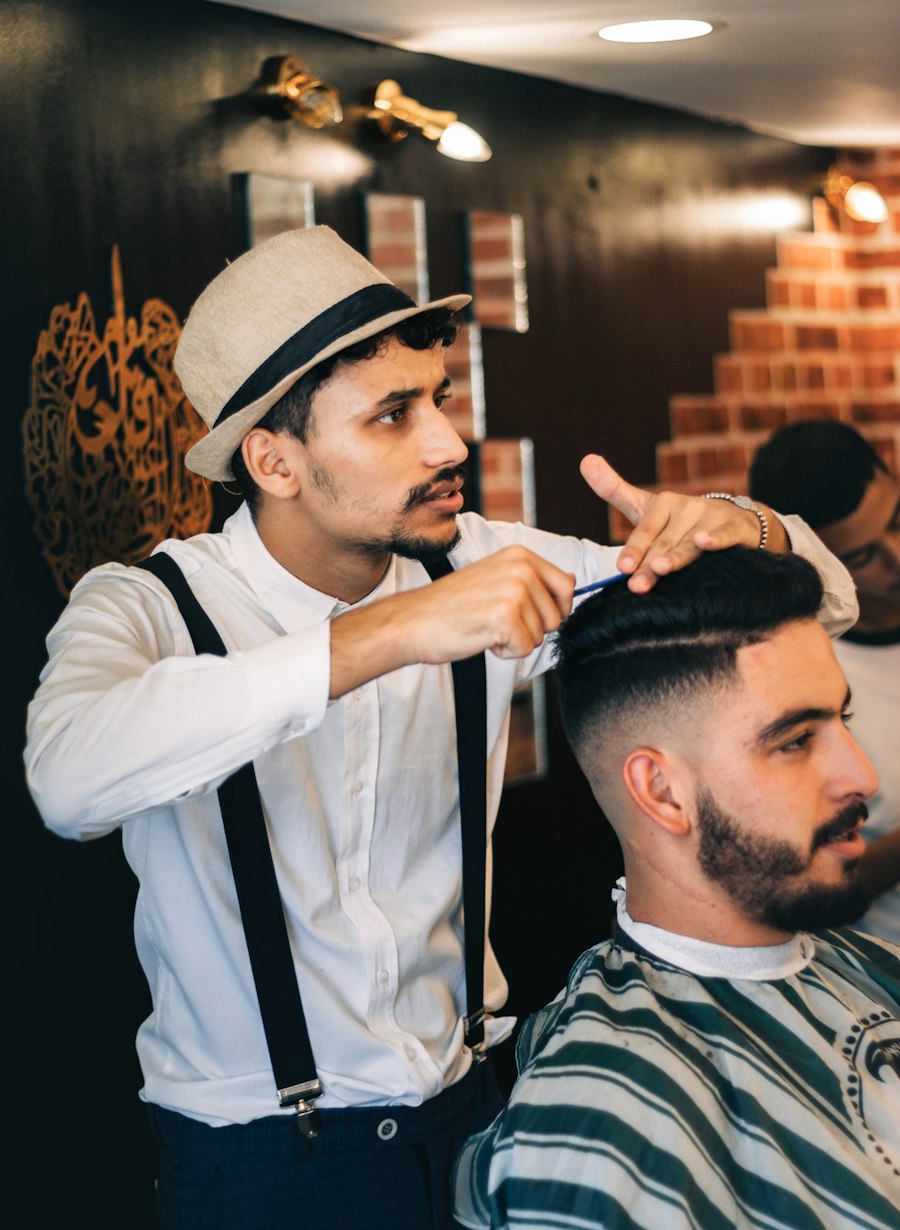 Barbeiro finalizando o corte de um cliente na barbearia