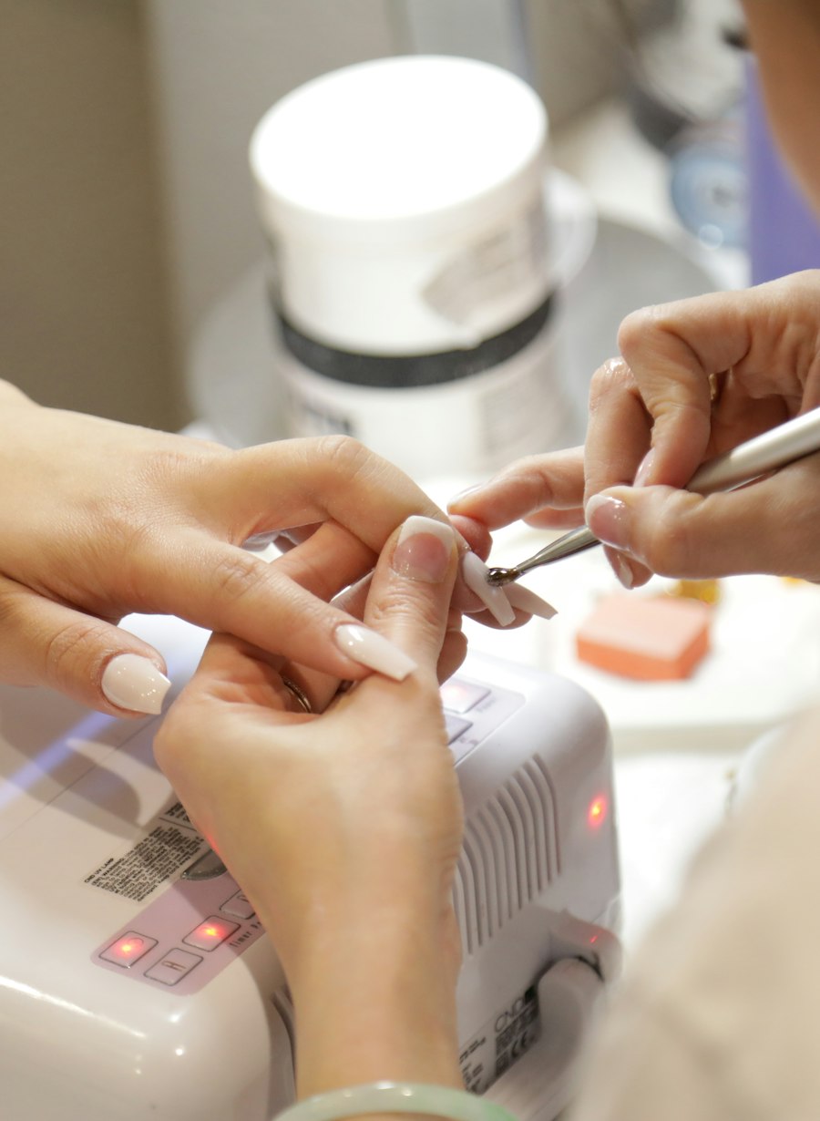 Manicure fazendo as unhas de uma cliente